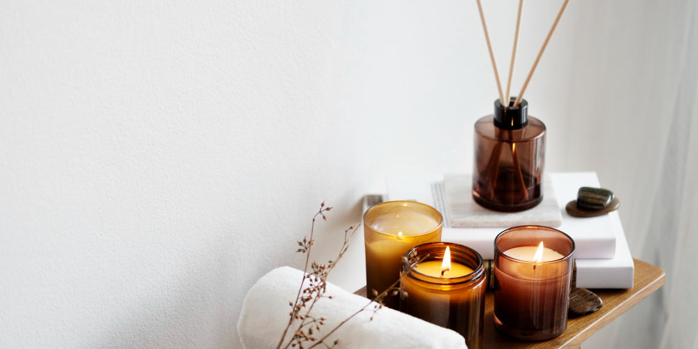un kit de aromaterapia para reducir el estrés que incluye velas, esencias y una toalla