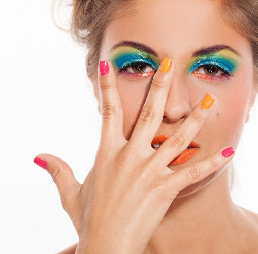 una modelo mostrando 10 colores bold para este 2025