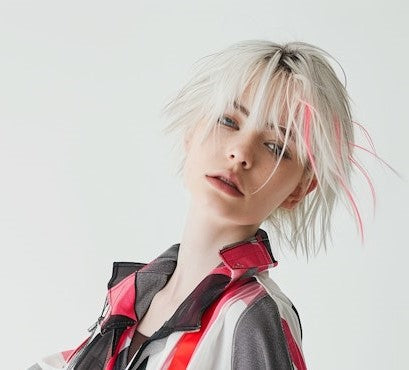 Una chica representando las tendencias en mechas 2025