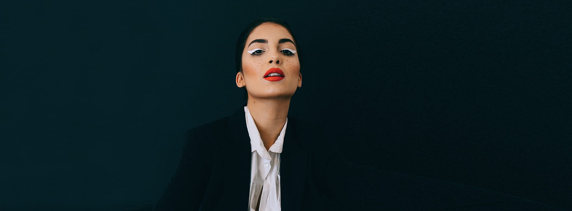 Delineado gráfico, la tendencia de maquillaje estilo años 60