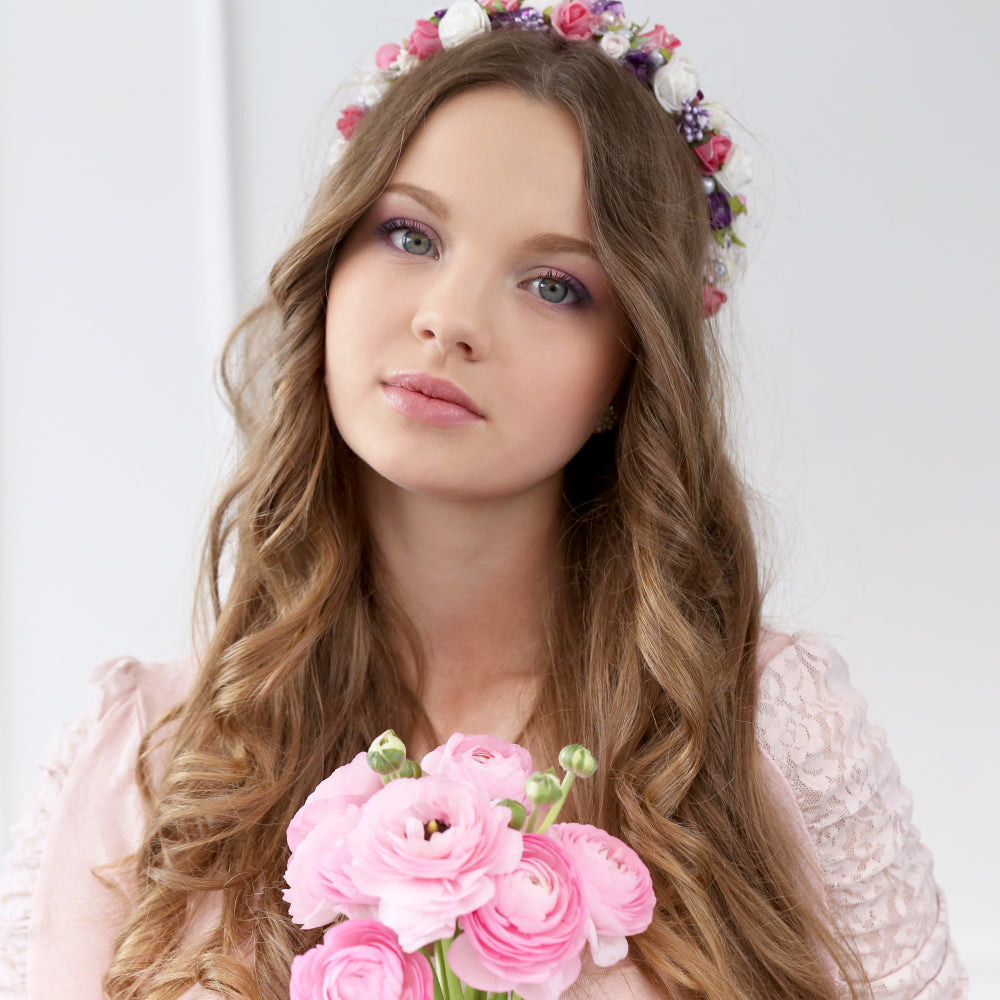 una modelo joven representando la belleza y poder de las rosas
