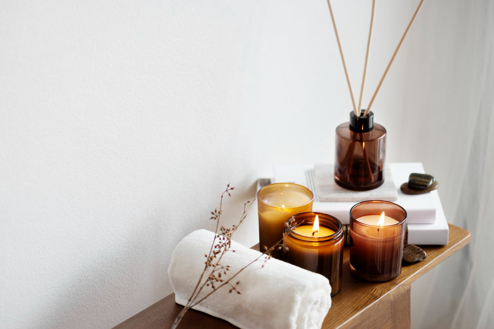 un kit de aromaterapia para reducir el estrés que incluye velas, esencias y una toalla