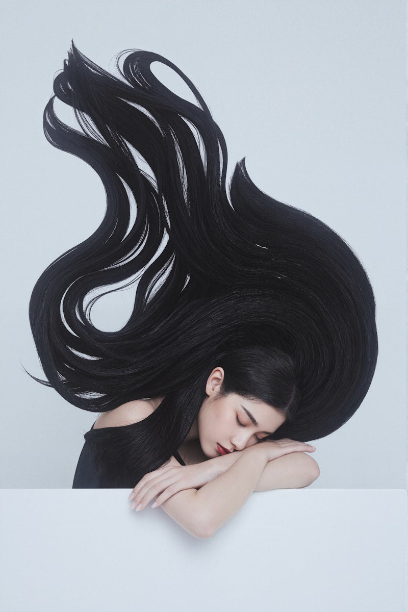 una imagen con una chica con el cabello muy lacio que muestra el brazilian blowout