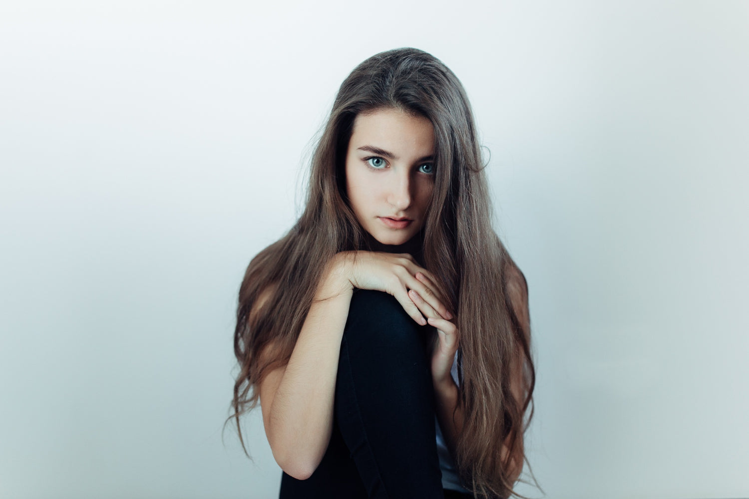 mujer bonita luciendo su cabello largo que ayudó a crecer con estos tips