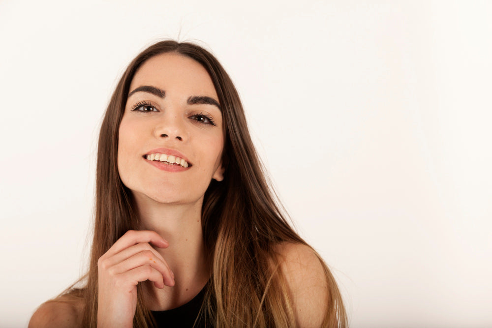 chica joven feliz con una piel sana que la cuida y protege