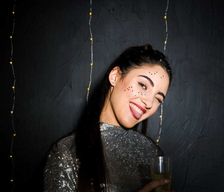 chica joven y guapa luciendo onpoint después de un paquete de belleza completa que incluye mani, pedi, gel y exfoliación facial