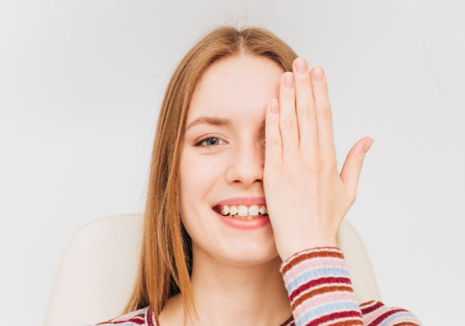 chica joven mostrando la salud de sus uñas después de utilizar calcio