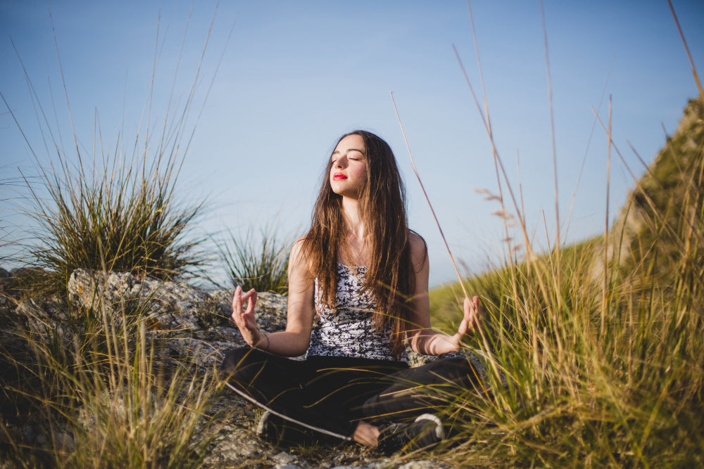 chica reconectando con sus biorritmos a través de la relajación y el yoga