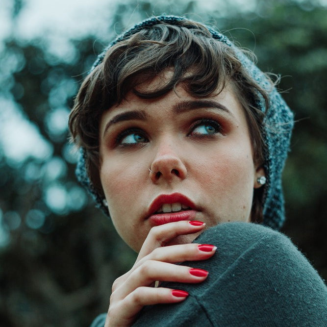 Una chica utilizando un corte pixie para cara redonda