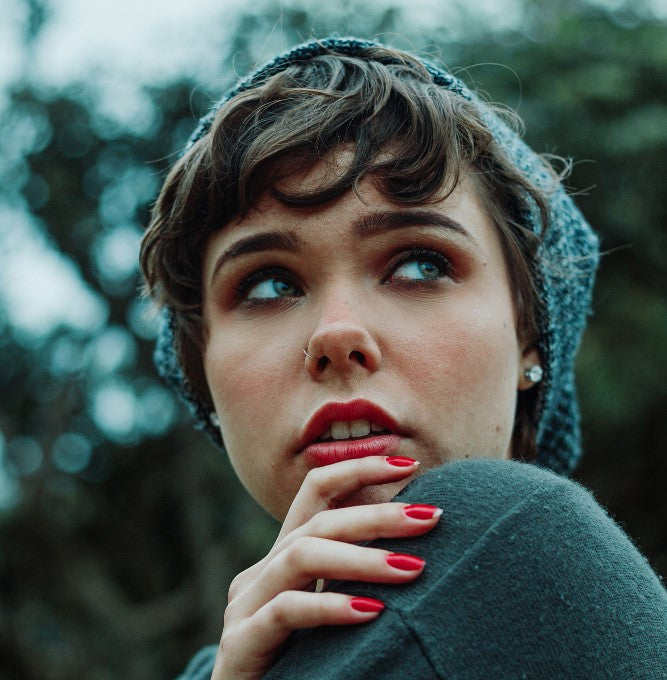Una chica utilizando un corte pixie para cara redonda