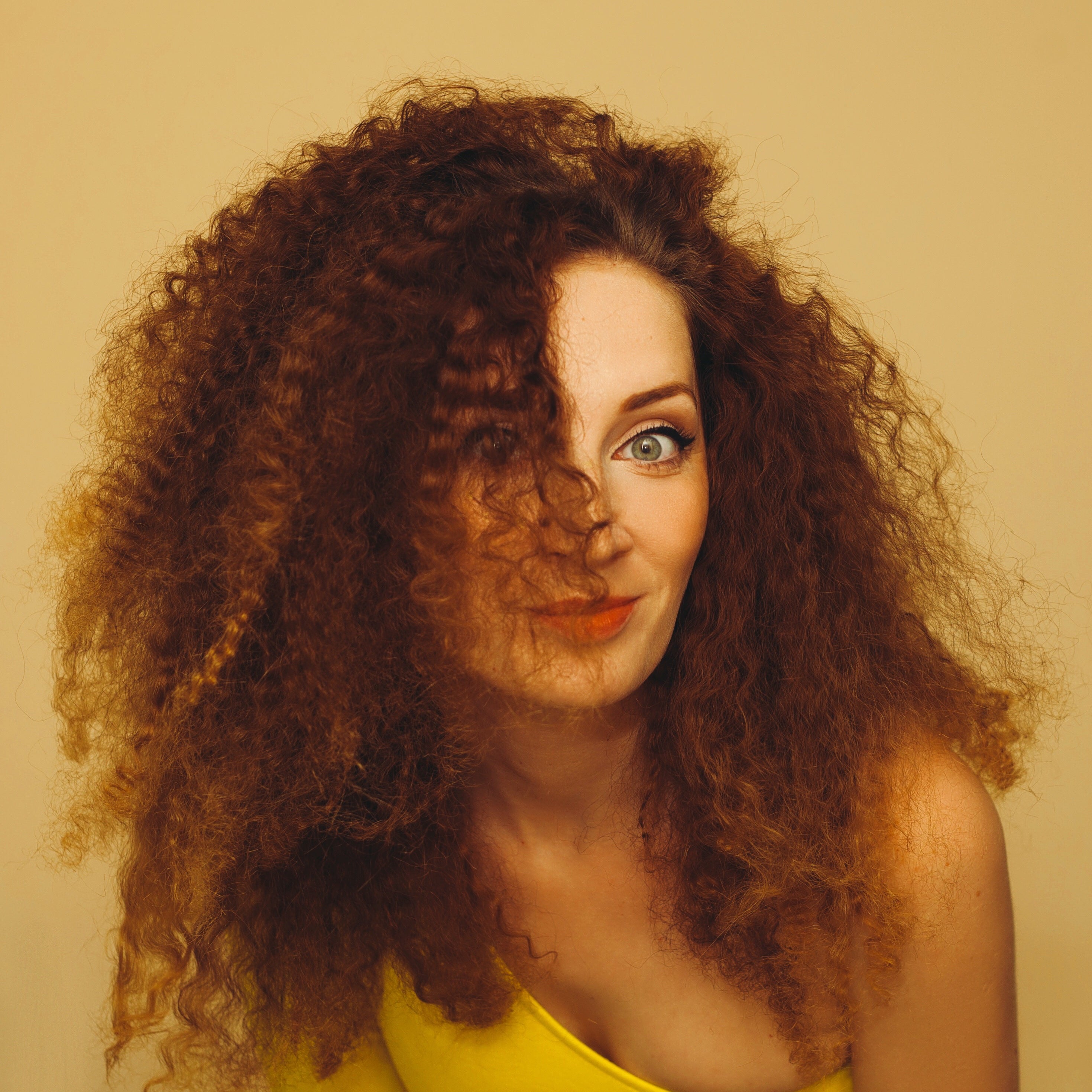 chica con cabello chino que sigue la rutina diaria de cuidado OnPost Beauty