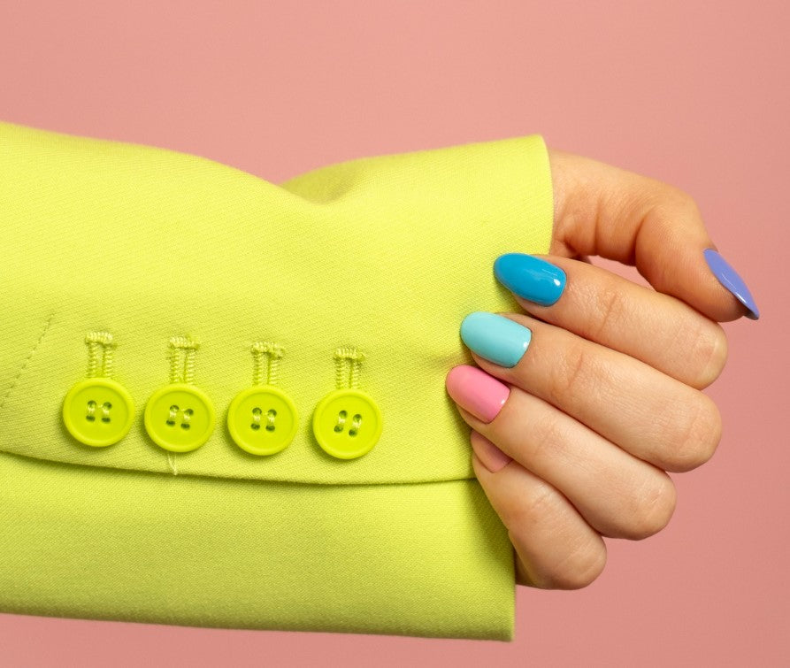 una mano con un manicure fresco y joven hecho en OnPost Beauty