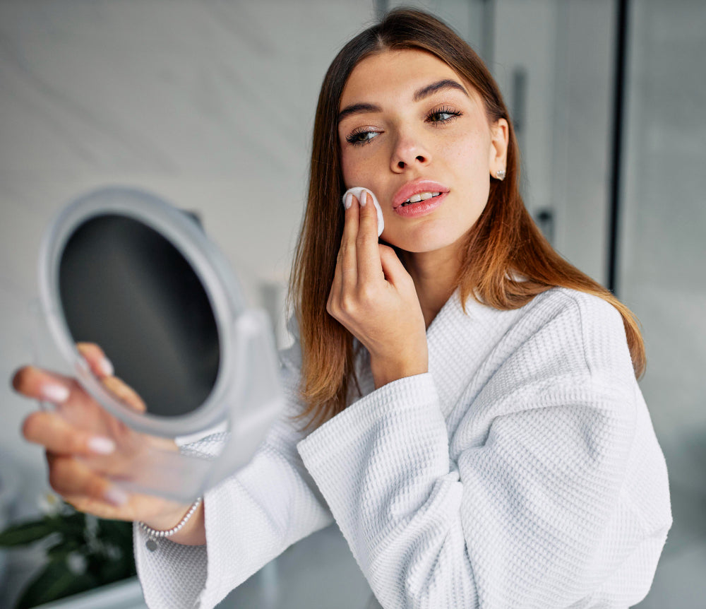 mujer joven teniendo un desmaquillaje ideal gracias a esta rutina para desmaquillarte