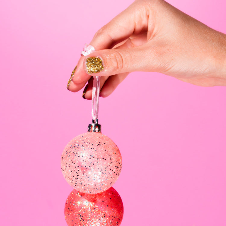 uñas en dorado mostrando 10 colores de la temporada decembrina