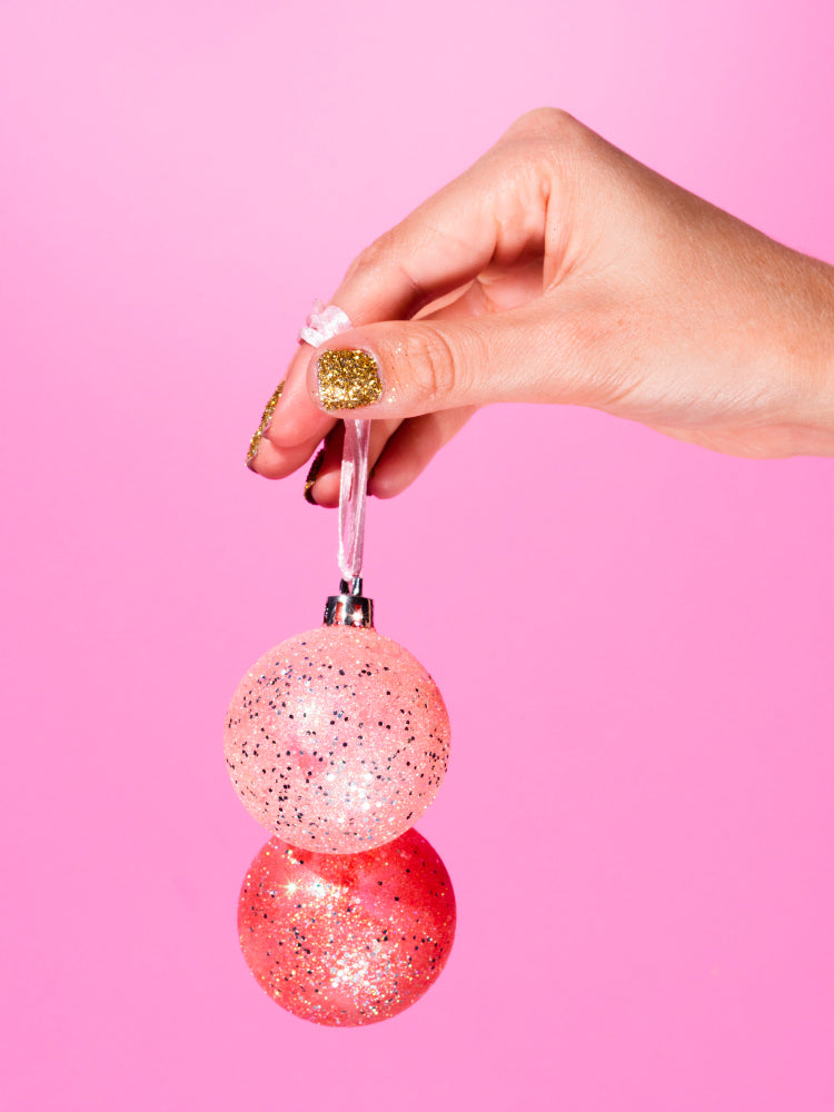 uñas en dorado mostrando 10 colores de la temporada decembrina