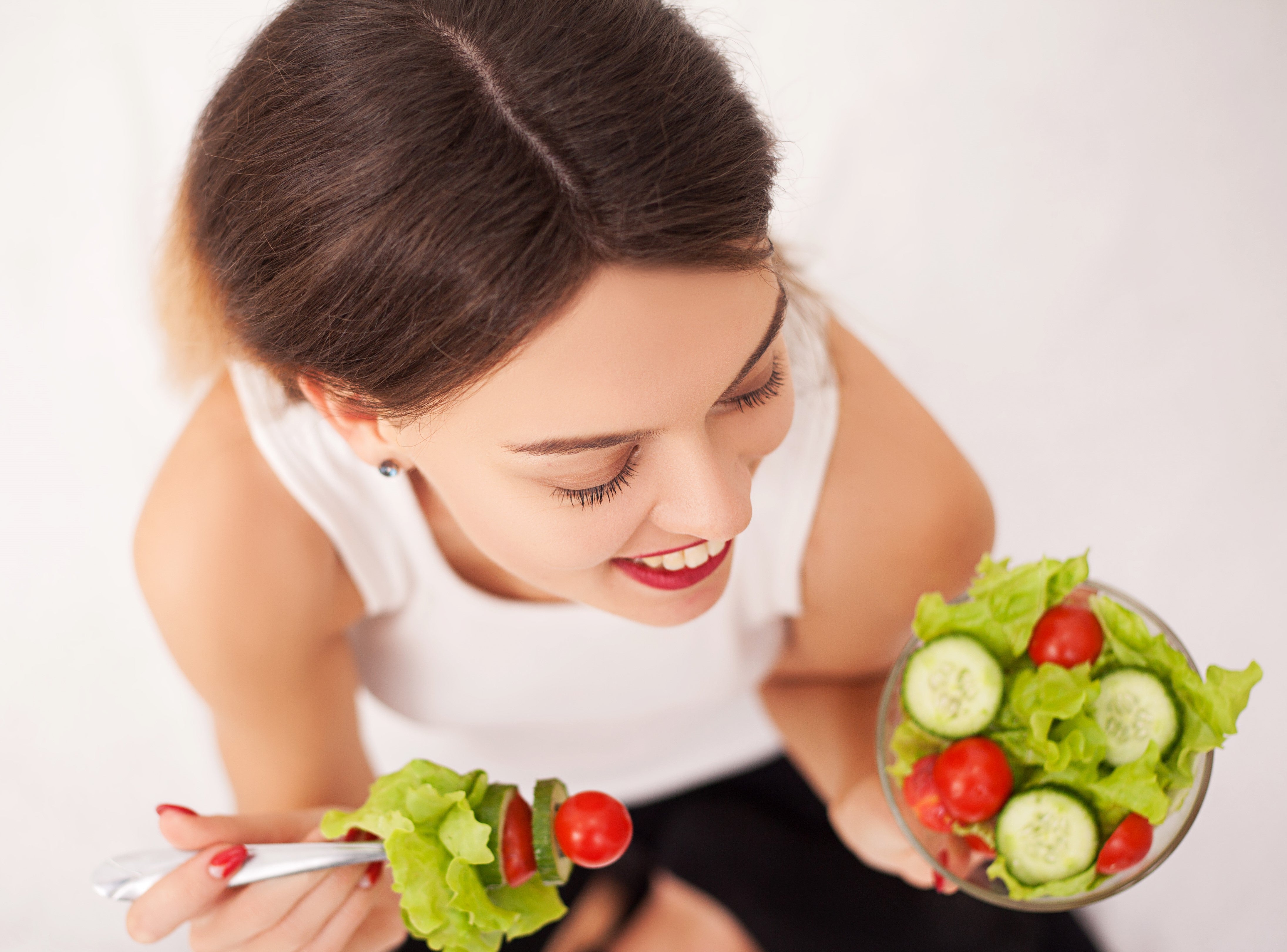 mujer comiendo vitaminas y minerales para cuidar sus uñitas con OnPost Beauty