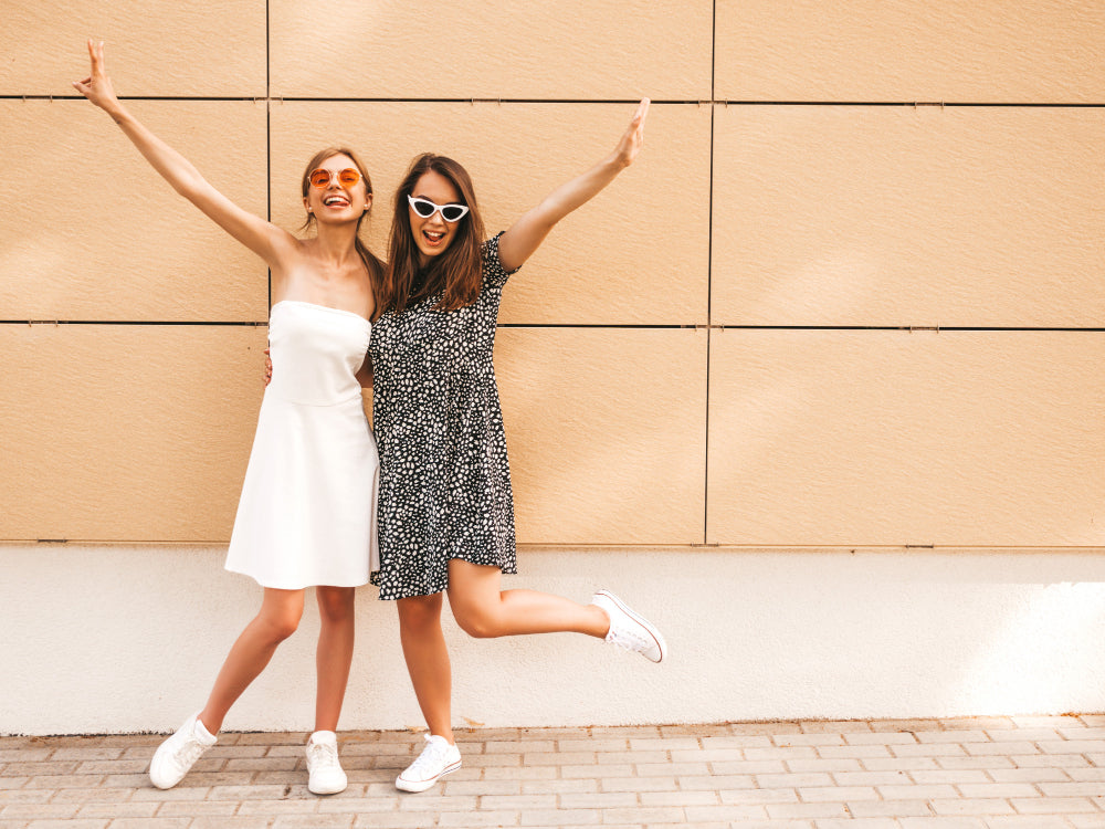 dos jóvenes chicas disfrutando de un día de amigas juntas aplicando el detox digital