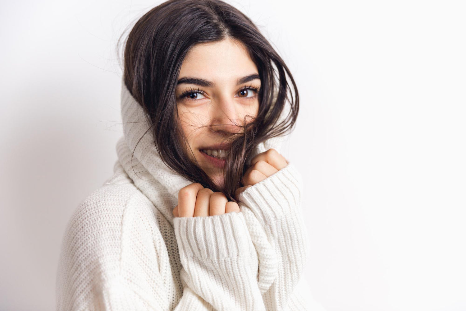 mujer bonita feliz por pasar un invierno si el cabello maltratado gracias a estos consejos