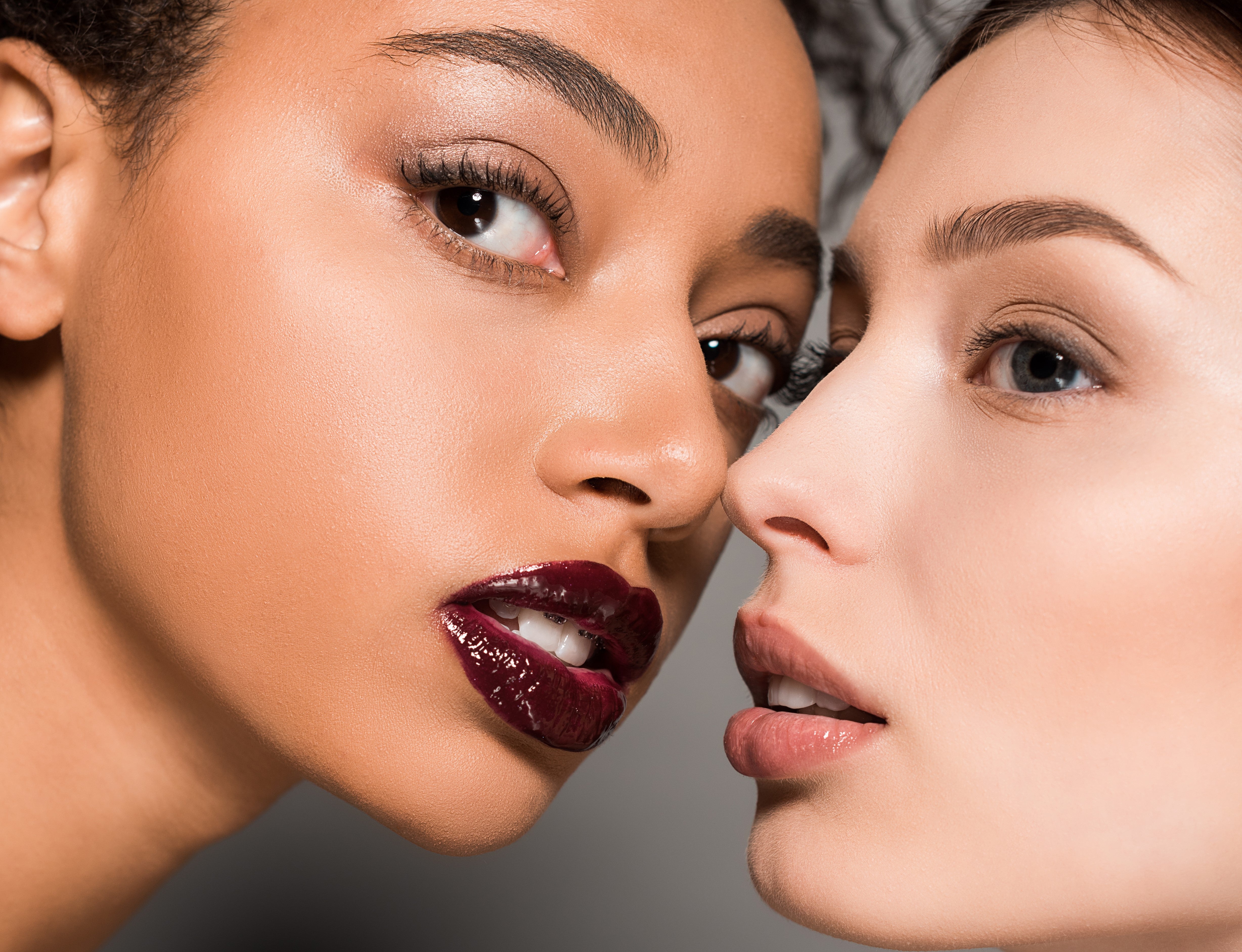 dos chica mostrando el labial perfecto que eligieron al seguir los consejos de OnPost Beauty