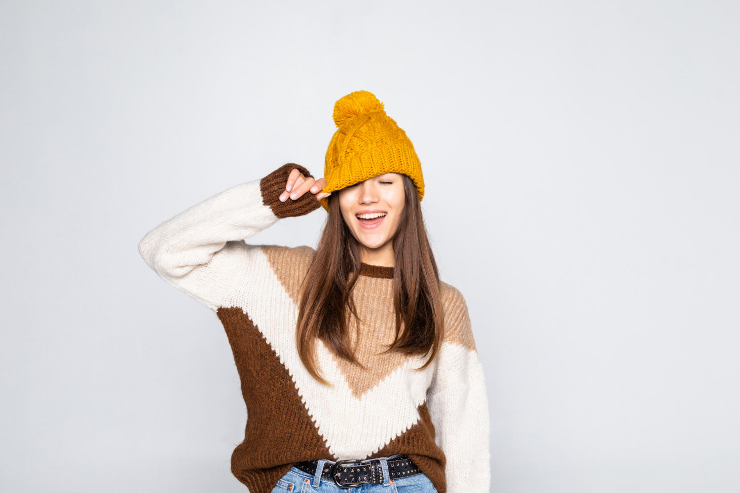 chica lista para el invierno con nuestra rutina de skincare para esta temporada
