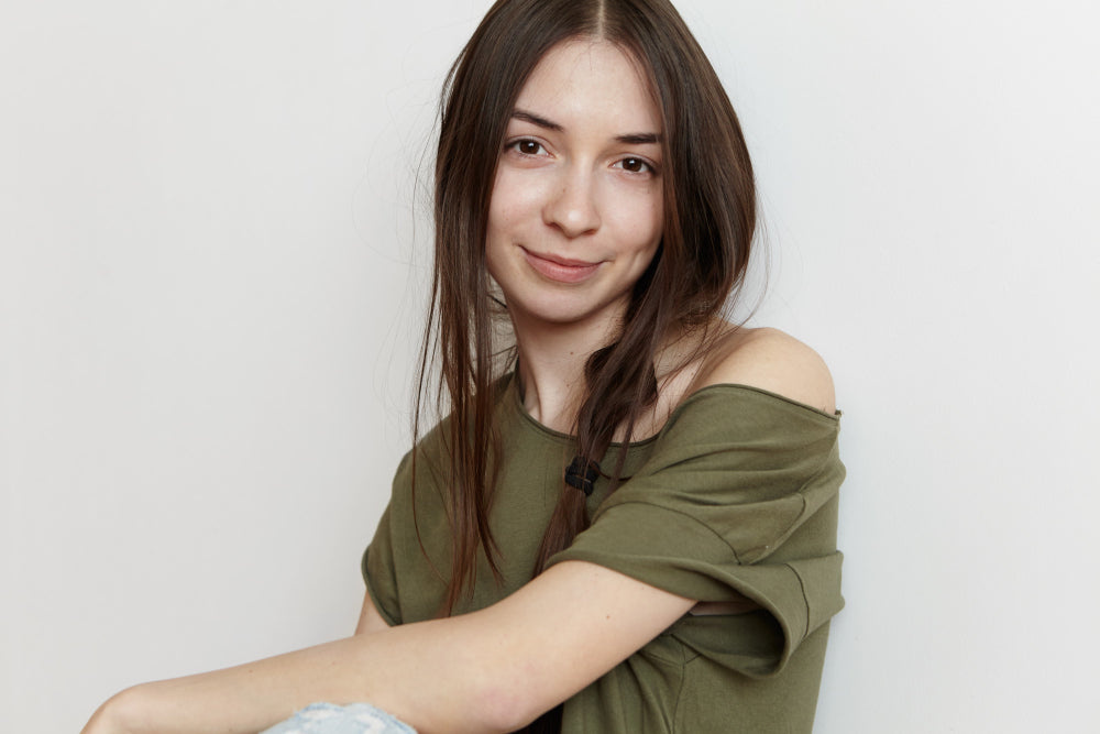 joven mujer con un look natural sin tanto maquillaje y cuidados básico para lucir genial