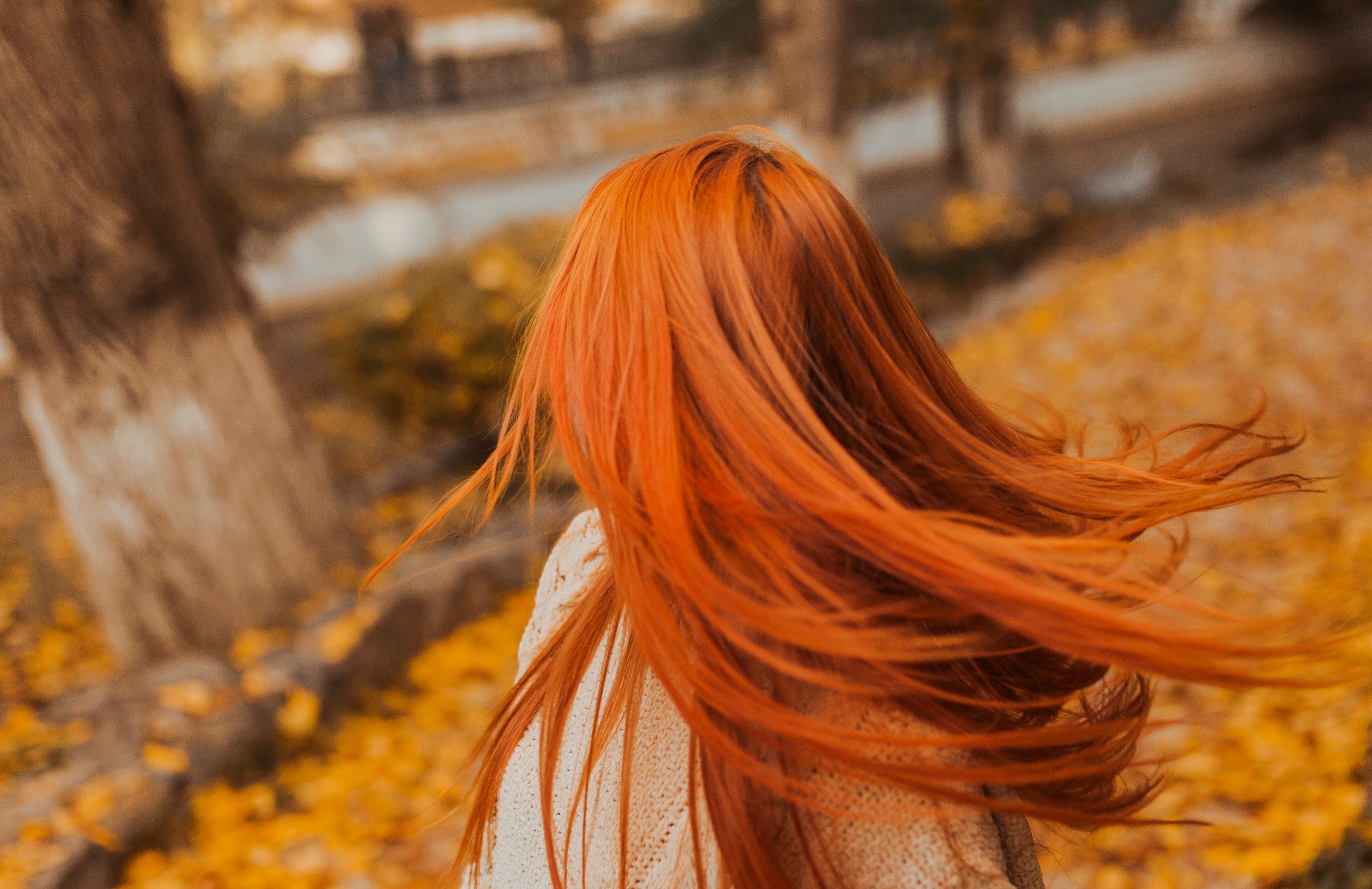 una chica que luce su cabello con el otoño con un peinado suelto y natural a la OnPost Beauty