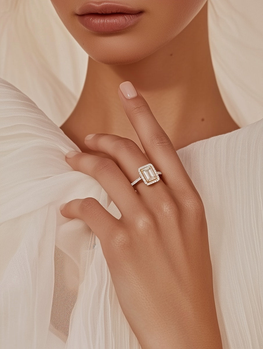 Modelo OPB luciendo un manicure ideal con tonos nude para un evento formal en la noche