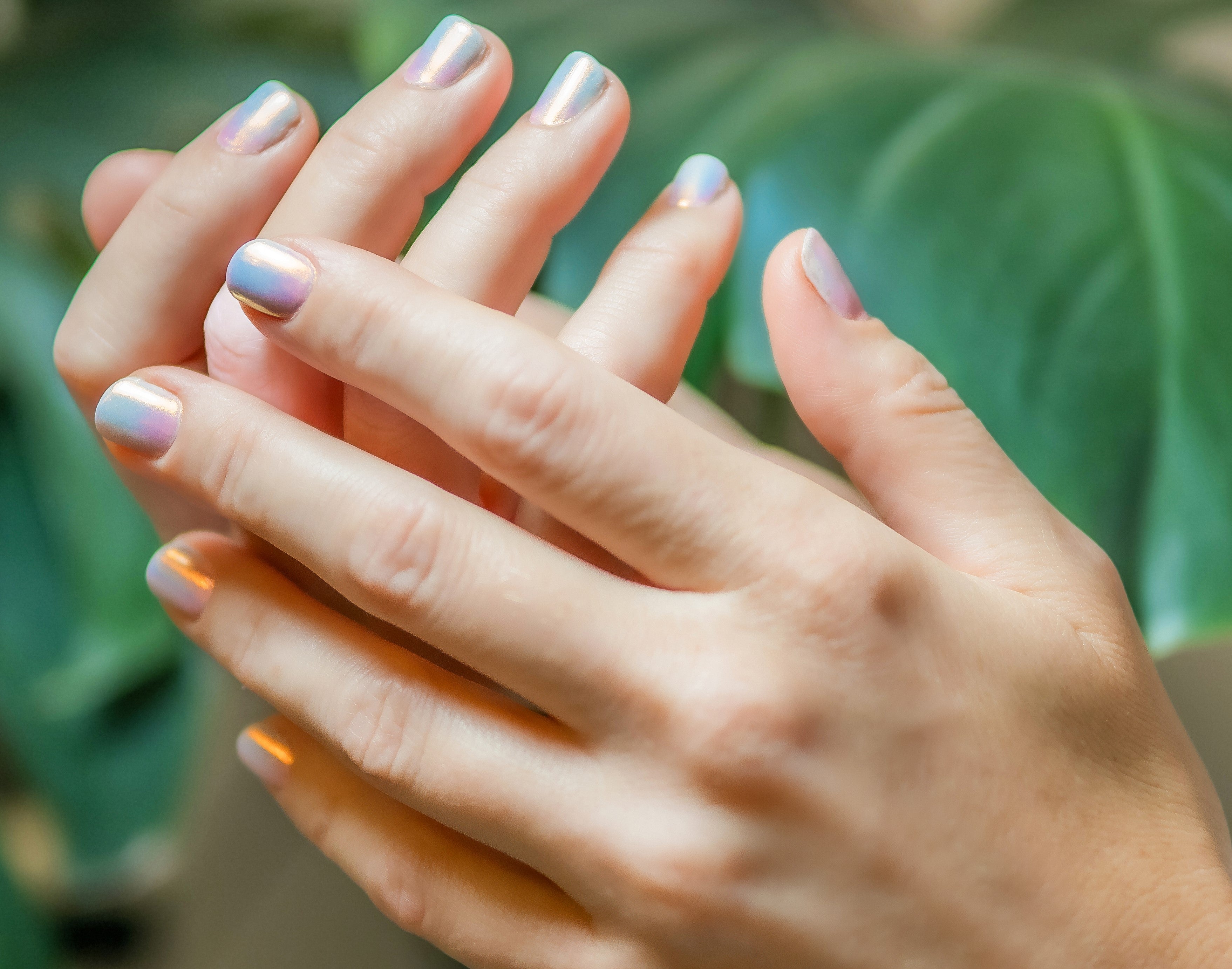 un par de mano mostrando la magia del pulido para manicure y pedicure en OnPost Beauty