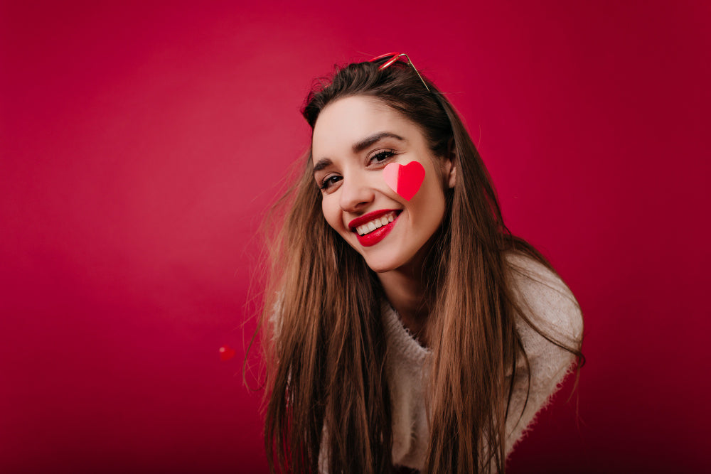 una chica que no importa si es con su pareja o sus amigas lleva el maquillaje ideal para San Valetín