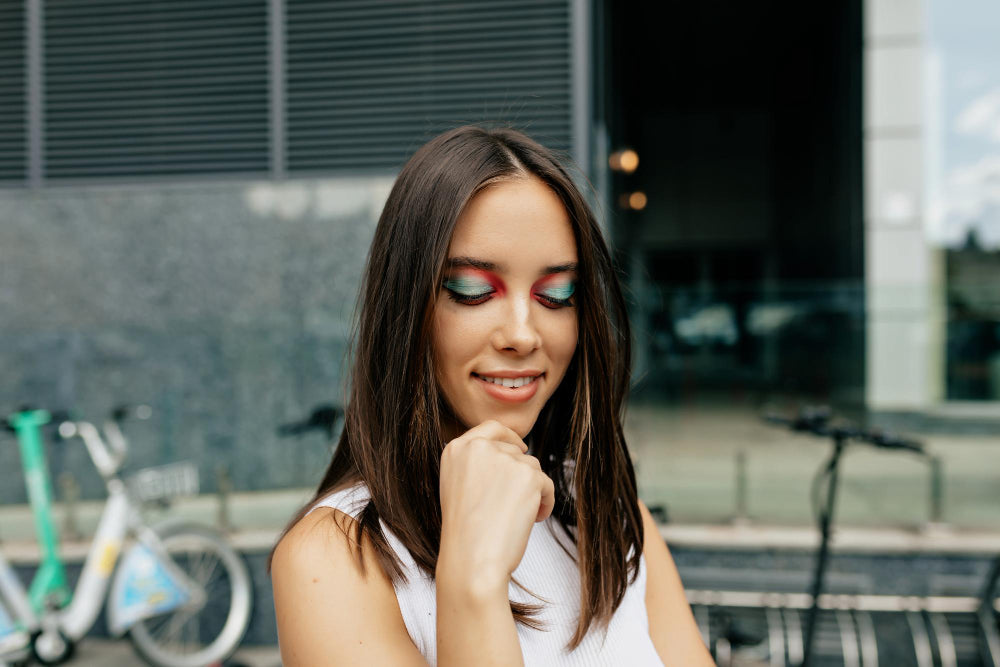 una chica joven usando el maquillaje de noche smokey eyes perfecto