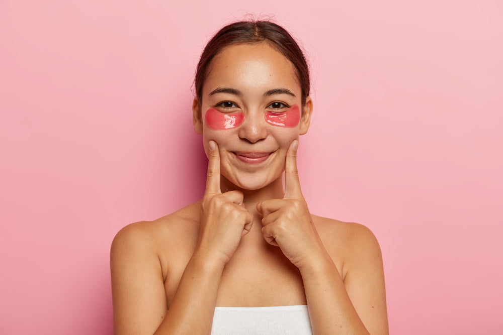 modelo morena sonriendo después de un baño aplicando su mascarilla con arcilla roja para una una piel brillante