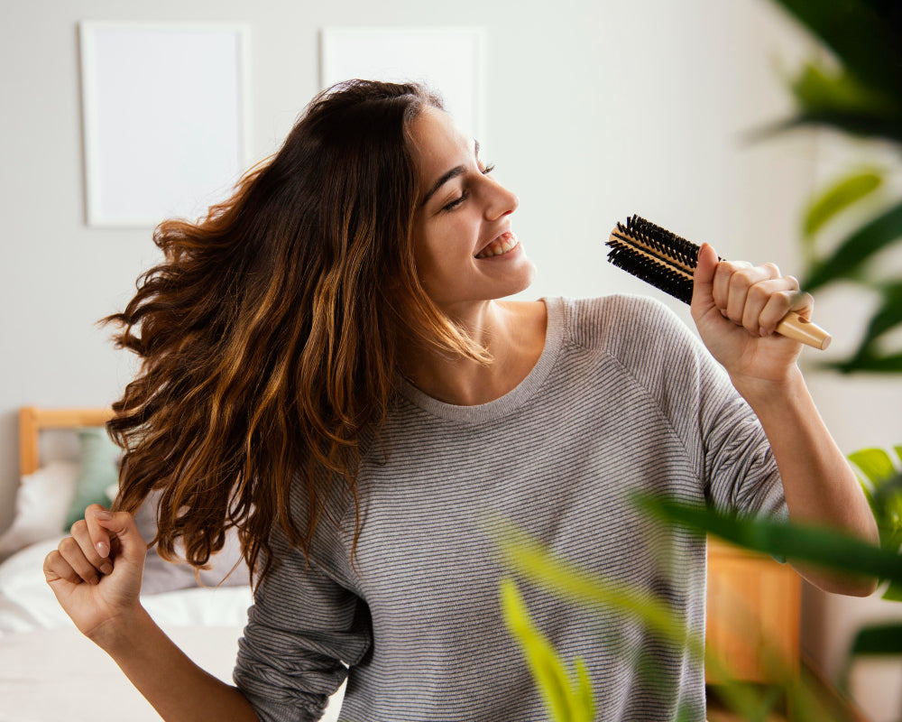 una mujer con un pelo radiante y sano gracias a las mascarillas hidratantes para el cabello