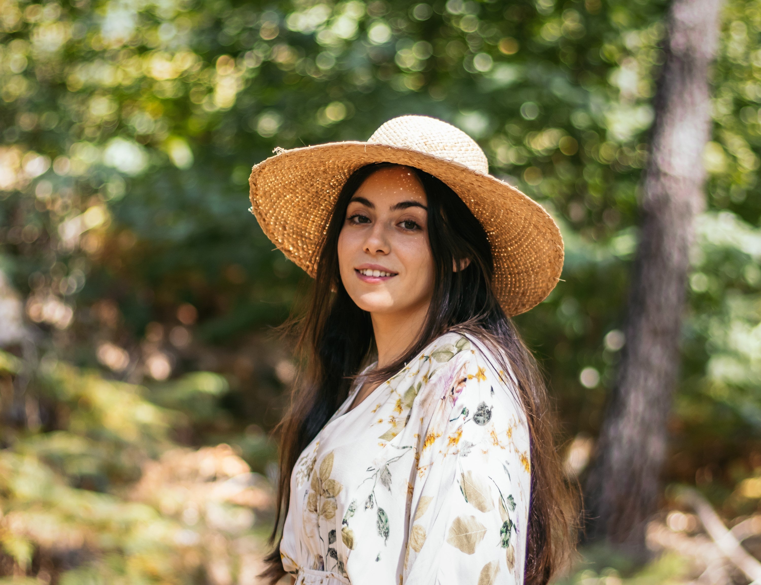 mujer joven que cuida su cabello en otoño con los tips y recomendaciones de OnPost Beauty