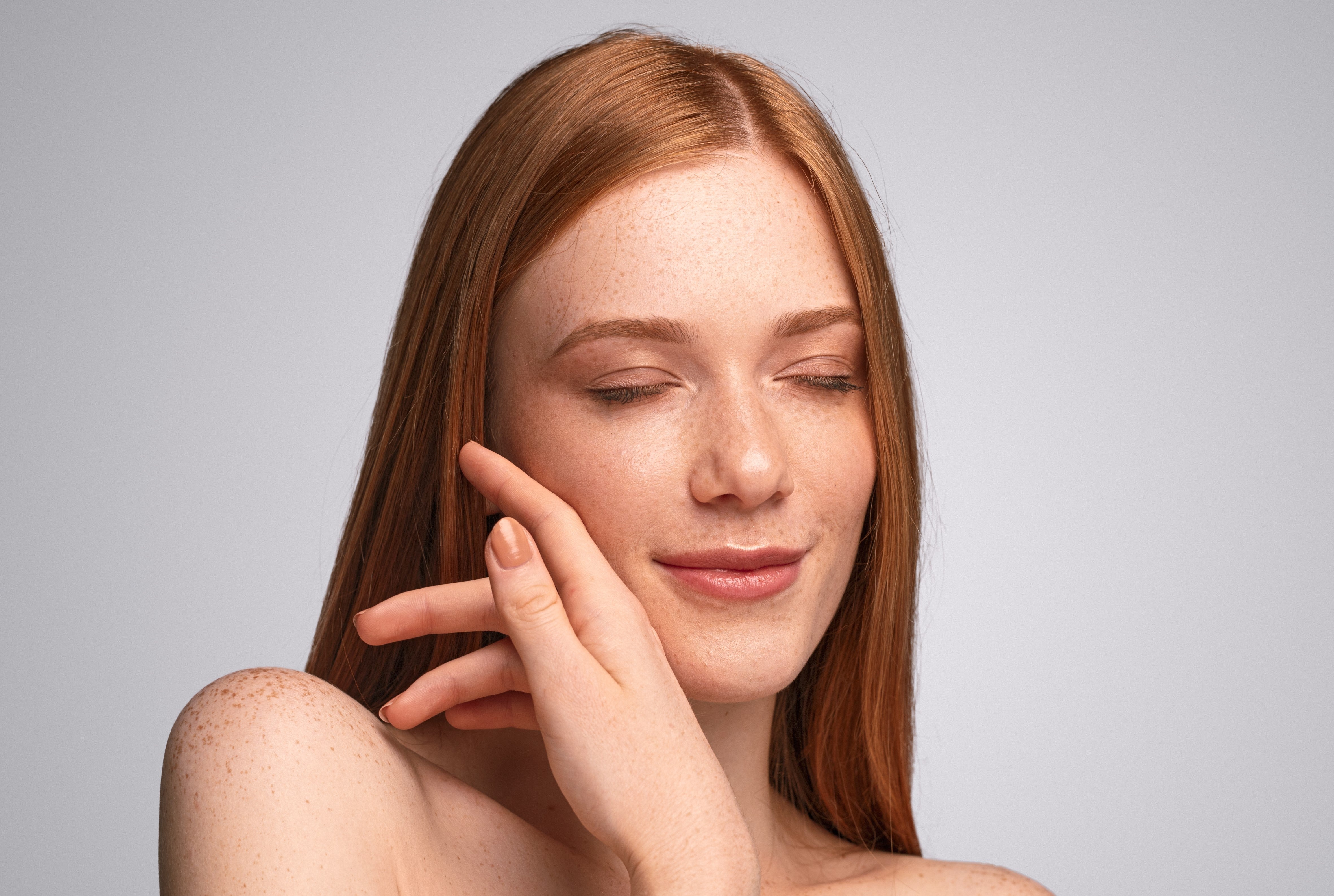 mujer joven disfrutando su piel después de recibir un lifting facial no quirúrgico