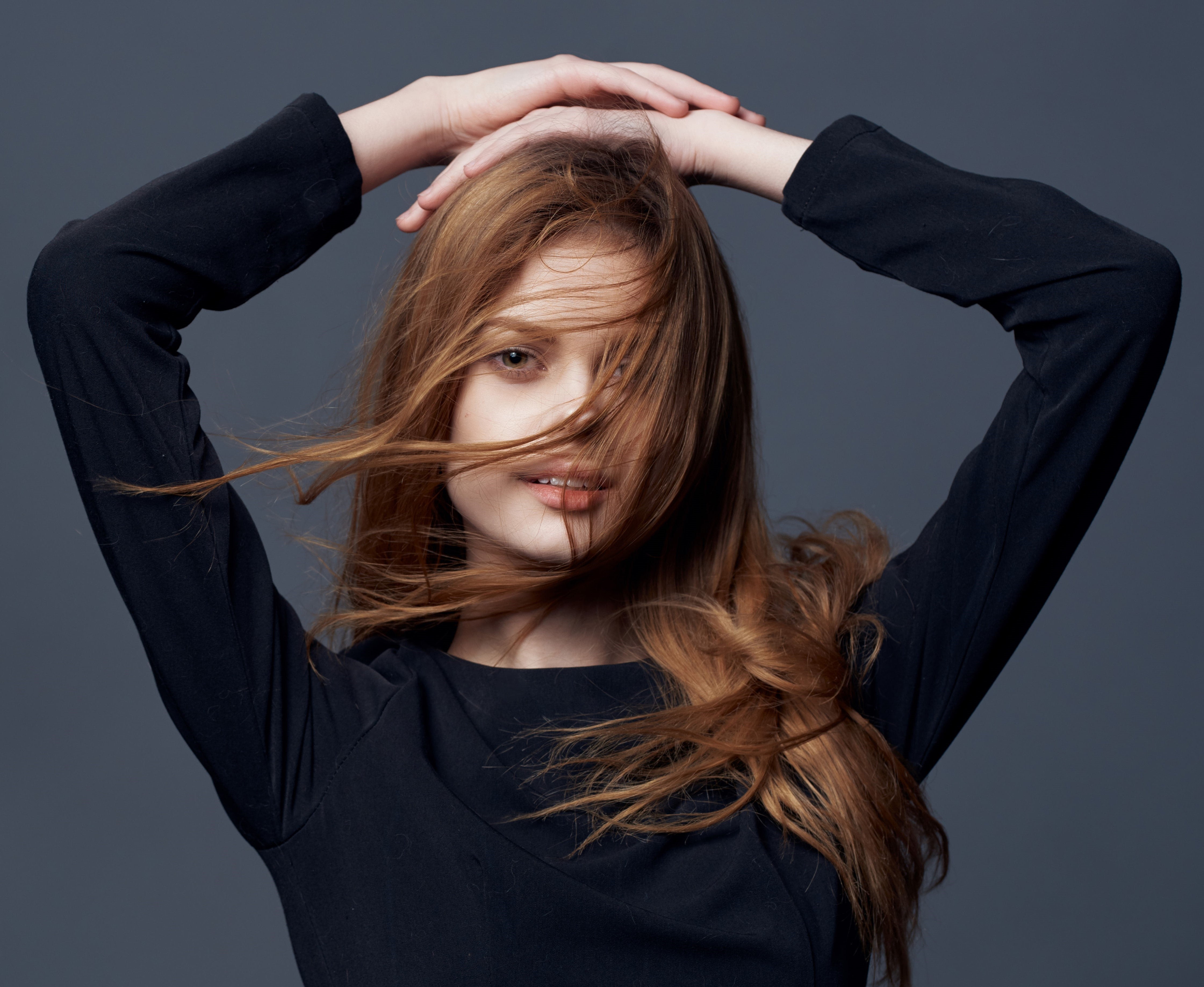 una chica joven con cabello mixto que lo cuida diario con una rutina que ama en OnPost Beauty
