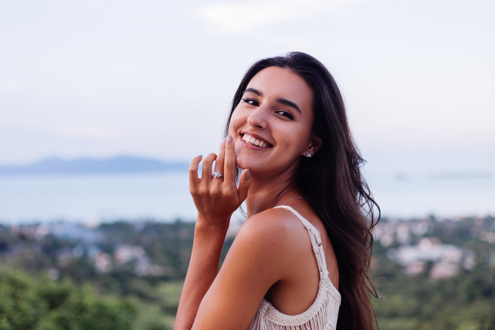 Mujer sonriendo que se siente orgullosa de su piel mexicana y que la cuida con amor