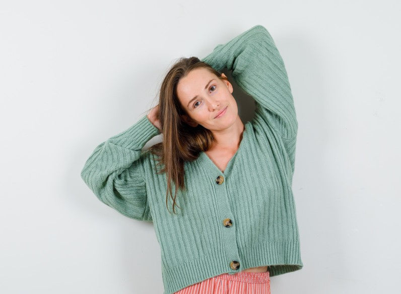 Mujer relajada y feliz después de aplicar mindfulness a su rutina de cuidado diaria 