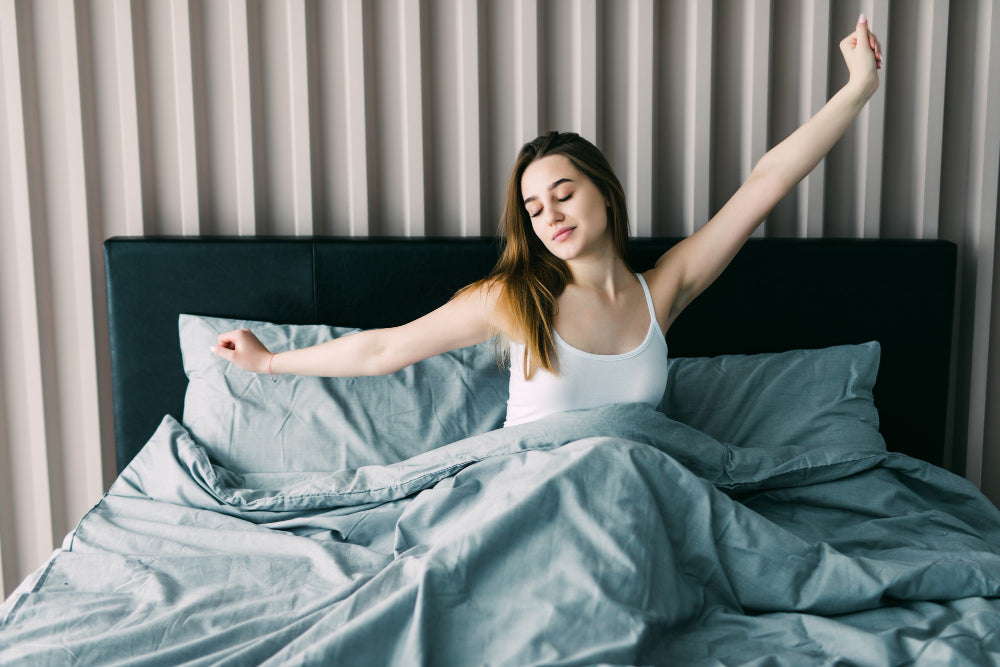 mujer joven despertando para hacer su morning routine lista para lucir bella y natural