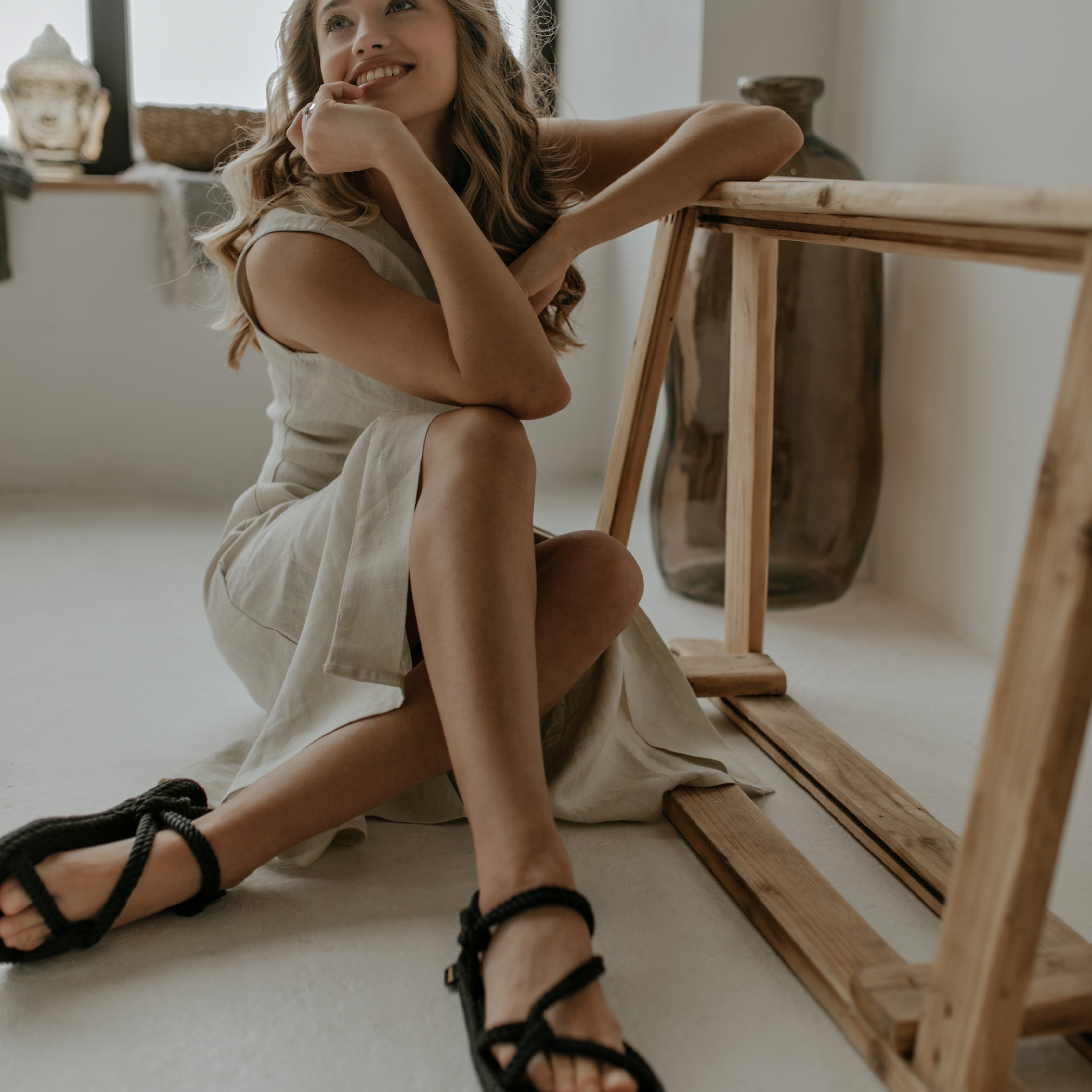 una mujer joven rubia mostrando sus pies con una piel cuidada en OnPost Beauty