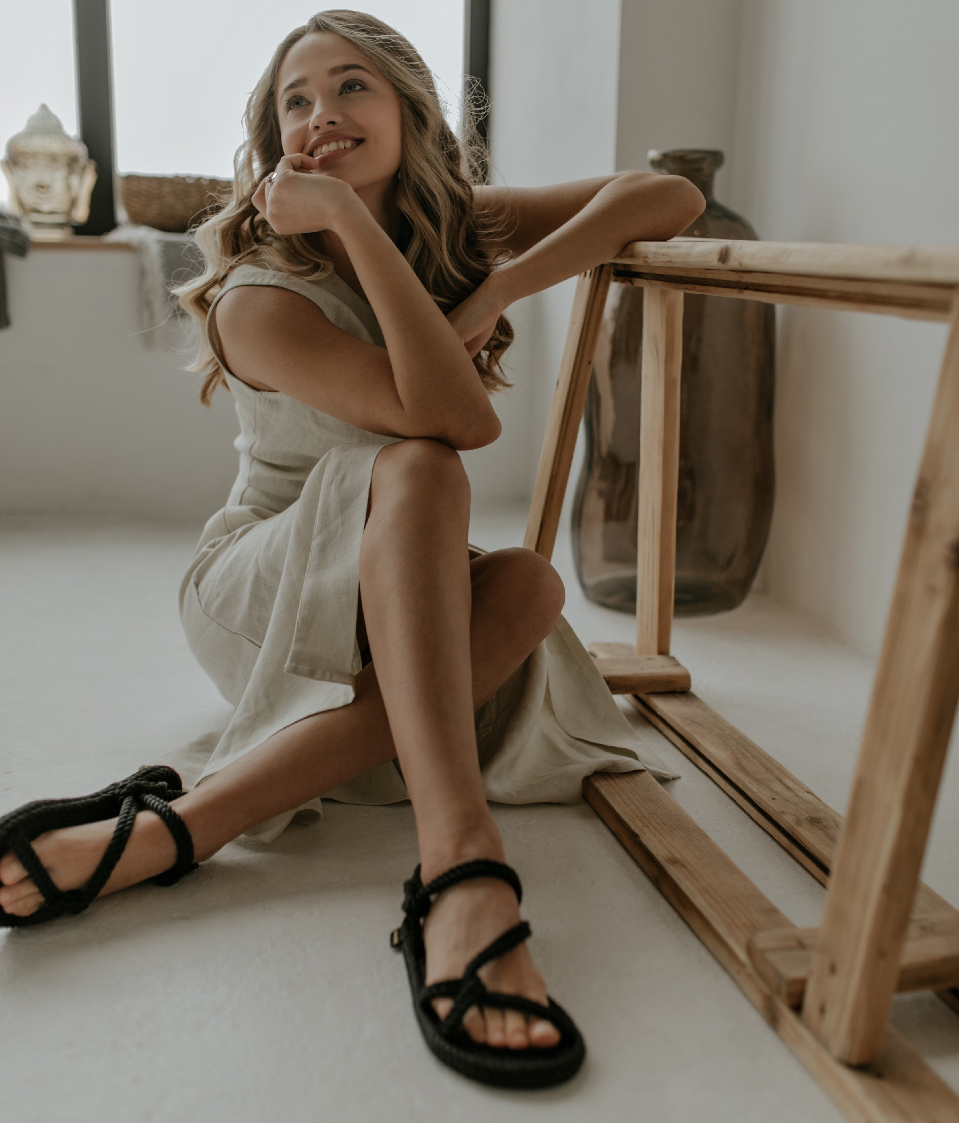 una mujer joven rubia mostrando sus pies con una piel cuidada en OnPost Beauty