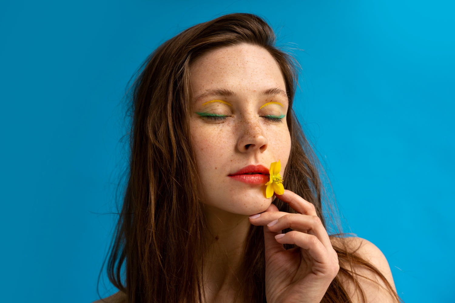 una mujer natural que disfruta de su piel después de su tratamiento de microdermoabrasión. Foto por Pikisuperstar, Freepik.