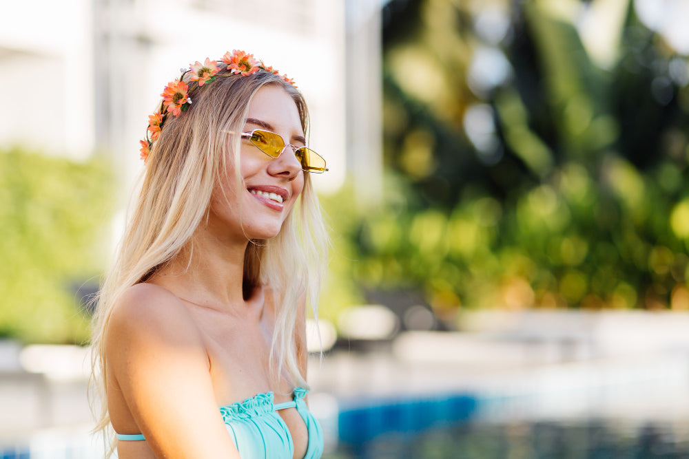 chica joven sonriendo llevando su peinado de verano con un cabello natural