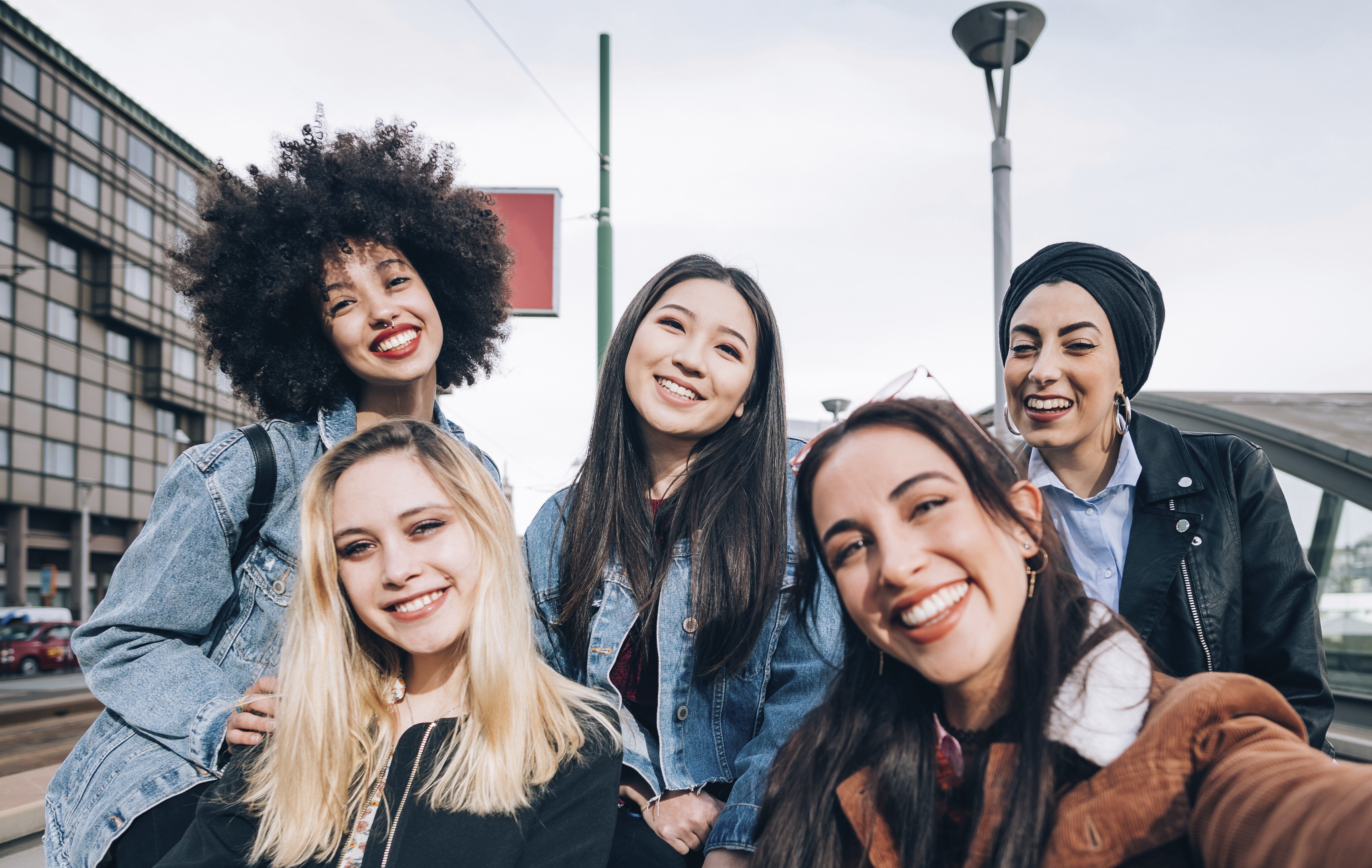 un grupo de mujeres mostrando sus diferentes tipos de cabello en OnPost Beauty