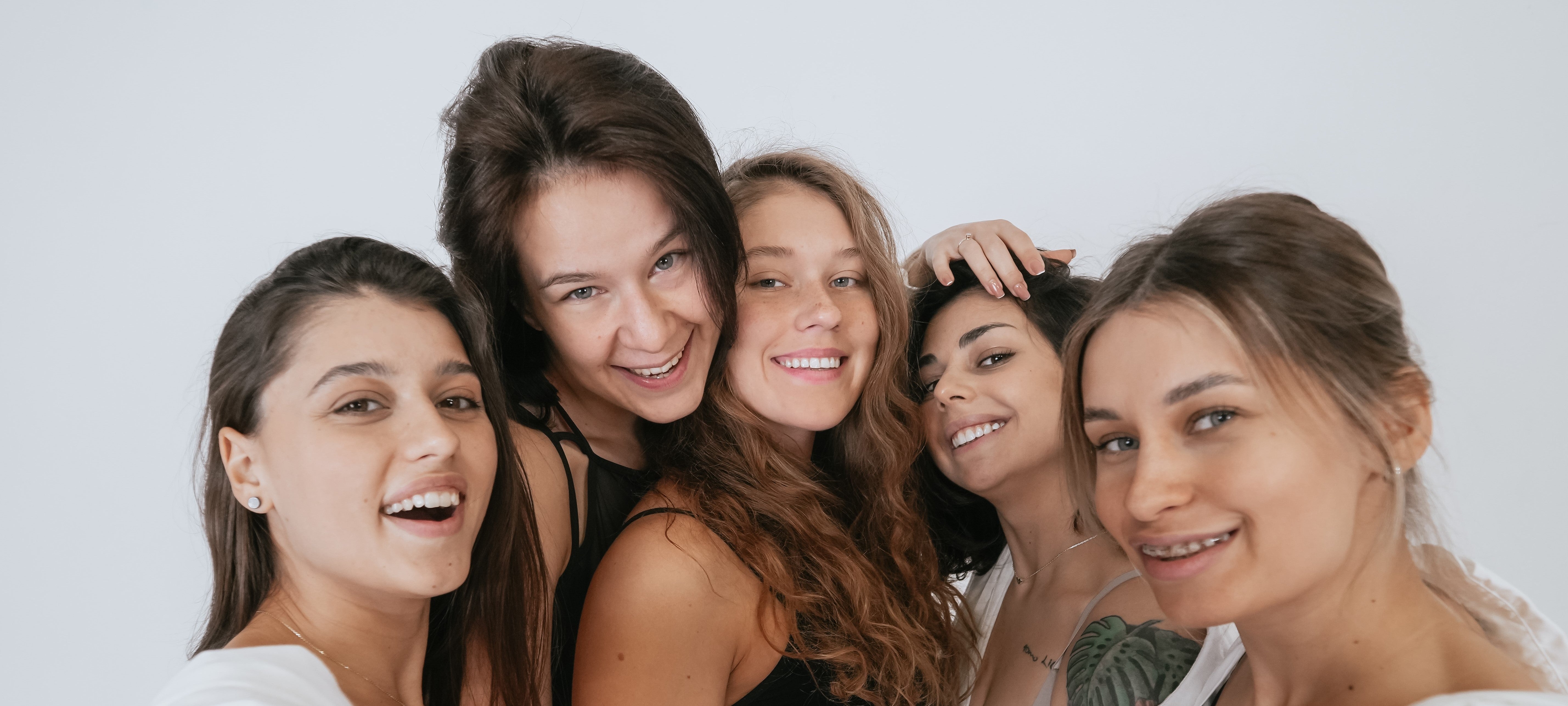 un grupo de mujer que lucen su belleza natural siguiendo la tendencia del clean beauty