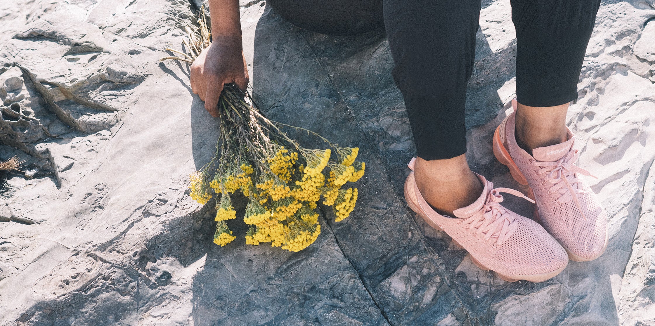 Moda y comodidad: cómo combinar los tenis de colores