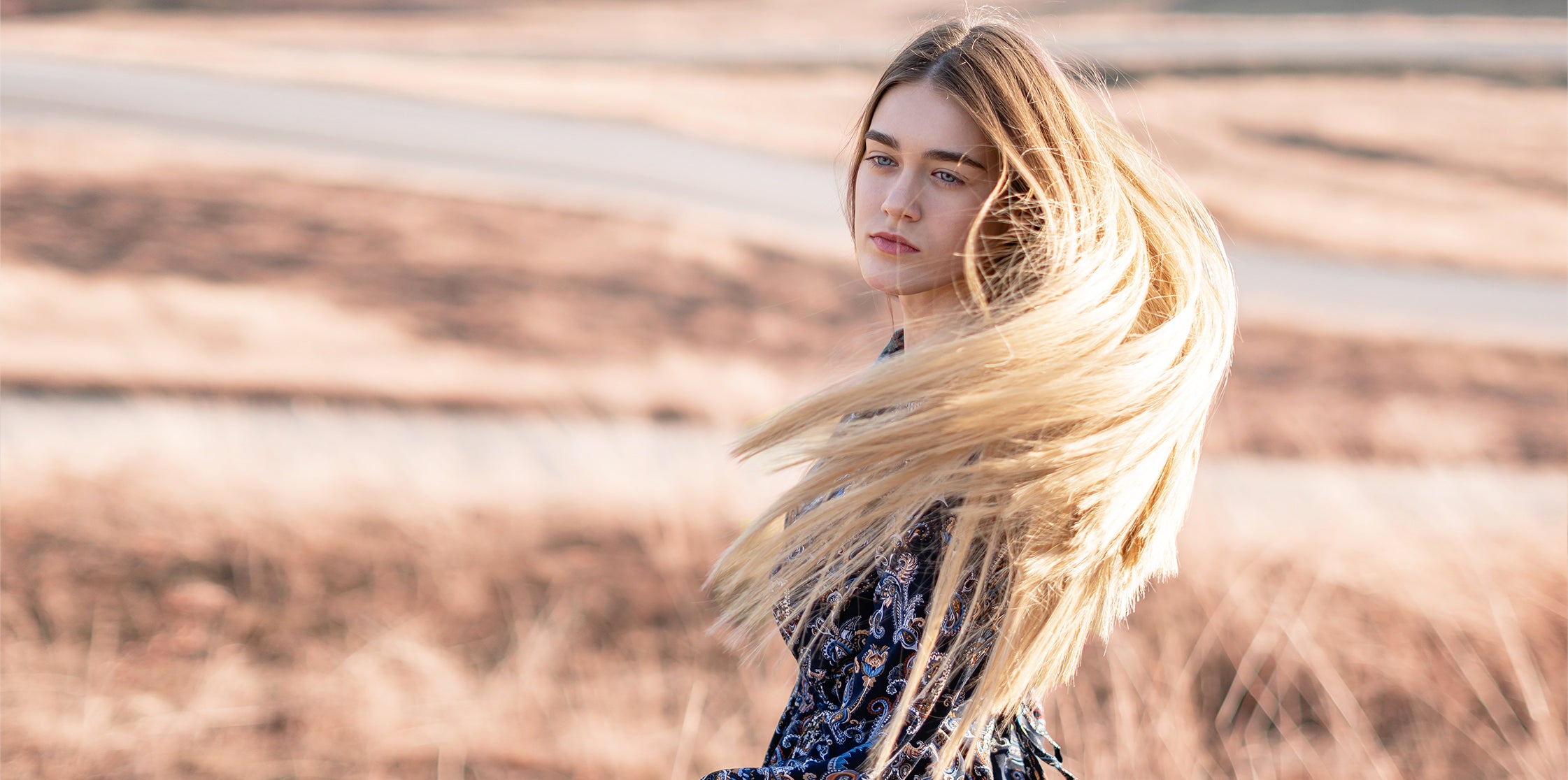 Una chica que ha sabido utilizar shampoos con sulfato y sin sulfato para cuidar su cabello