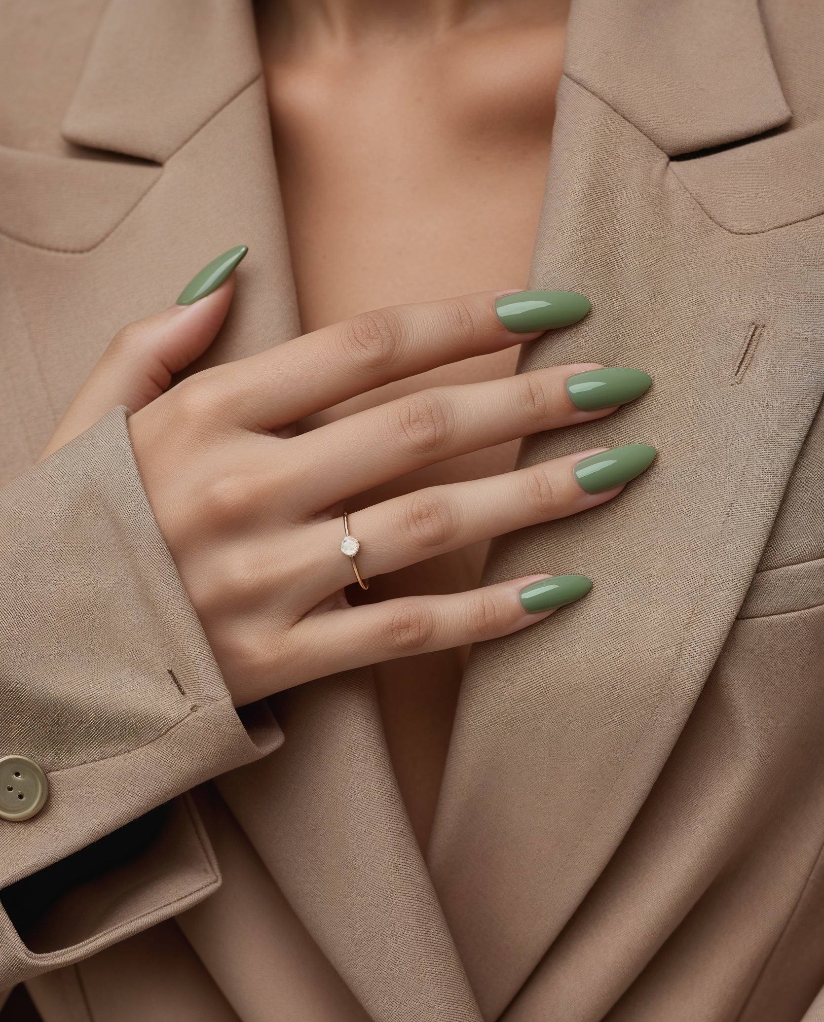 Una imagen que representa a una chica con una uñas increíbles porque las cuido entre manicures en OnPost Beauty