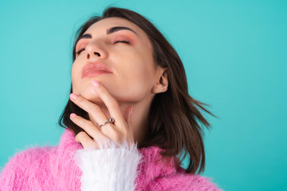 Una mujer luciendo sus bellos labios gracias al lip filler que se realizó