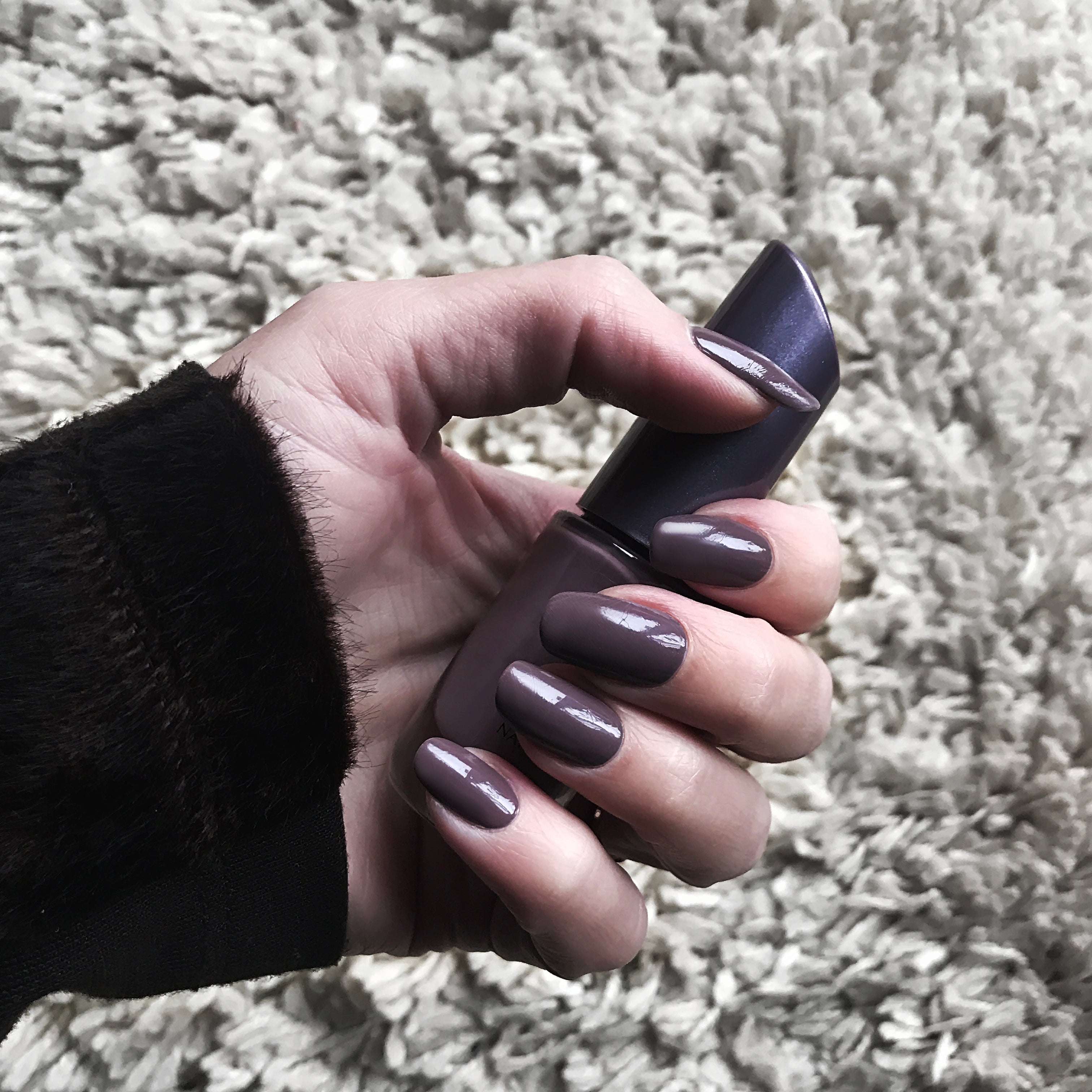 uñas moradas y negras que llevan los colores de Halloween al estilo de OnPost Beauty
