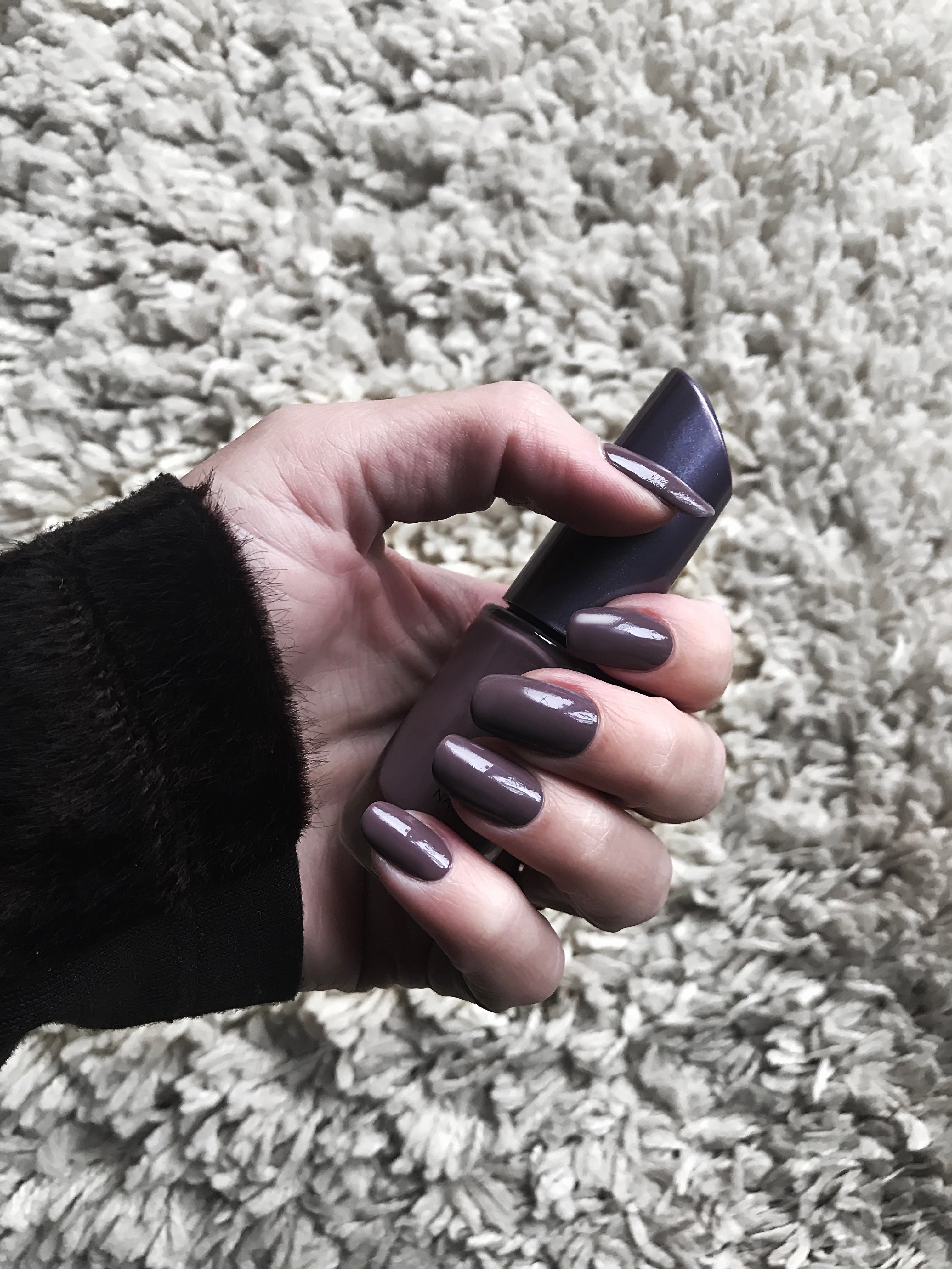 uñas moradas y negras que llevan los colores de Halloween al estilo de OnPost Beauty